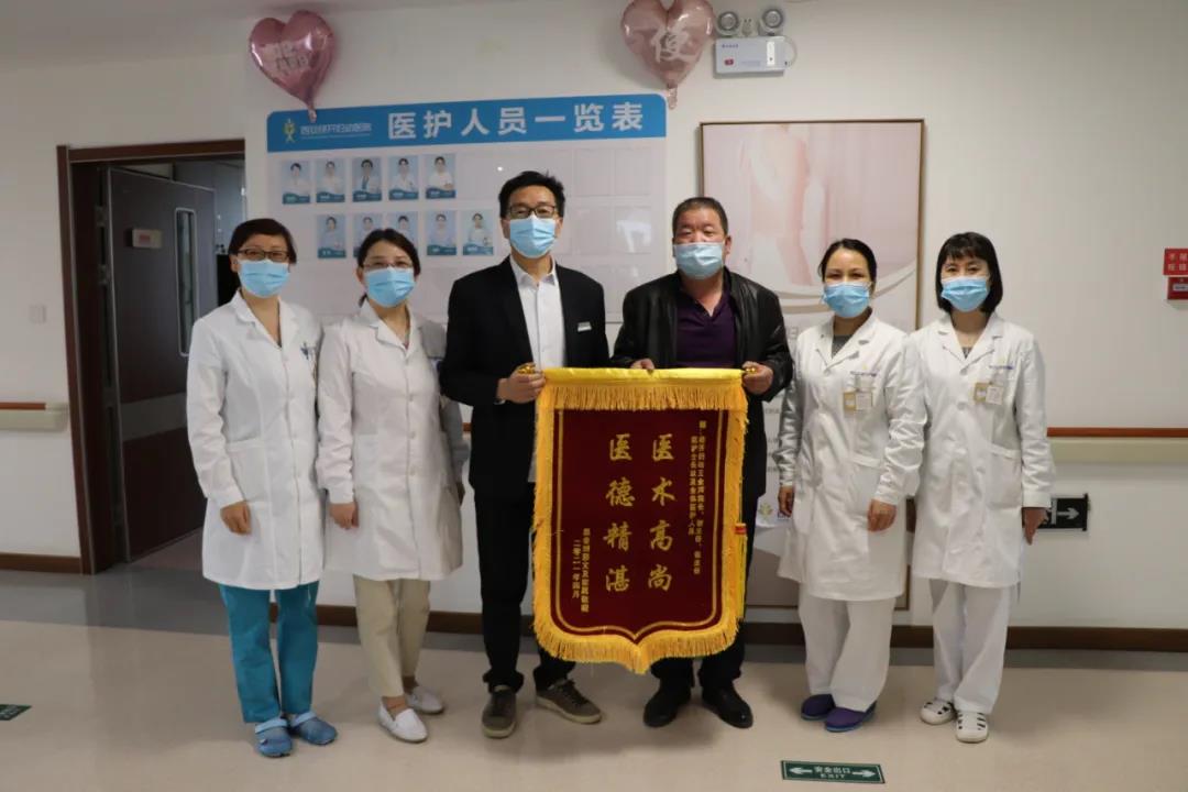 杏林春暖 ▏女子患病3年肚子大如孕妇 医生成功取出12斤巨大肿瘤(图6) 杏林春暖 ▏女子患病3年肚子大如孕妇 医生成功取出12斤巨大肿瘤(图6)