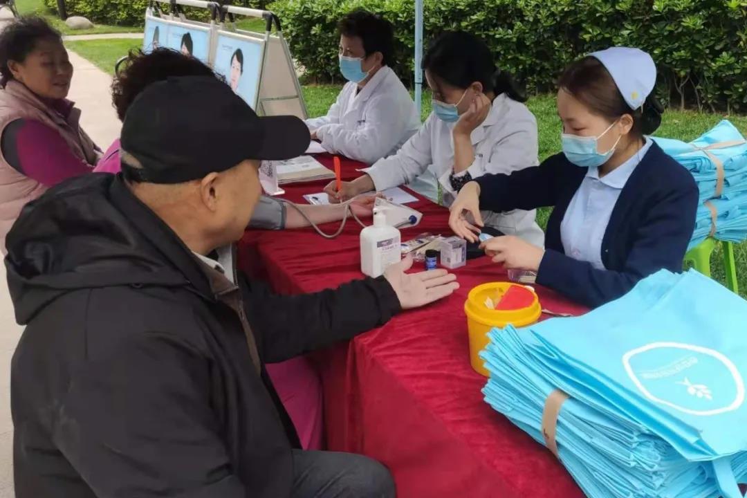 “医”路有我 ▏服务群众办实事 专家义诊进社区(图2) “医”路有我 ▏服务群众办实事 专家义诊进社区(图2)