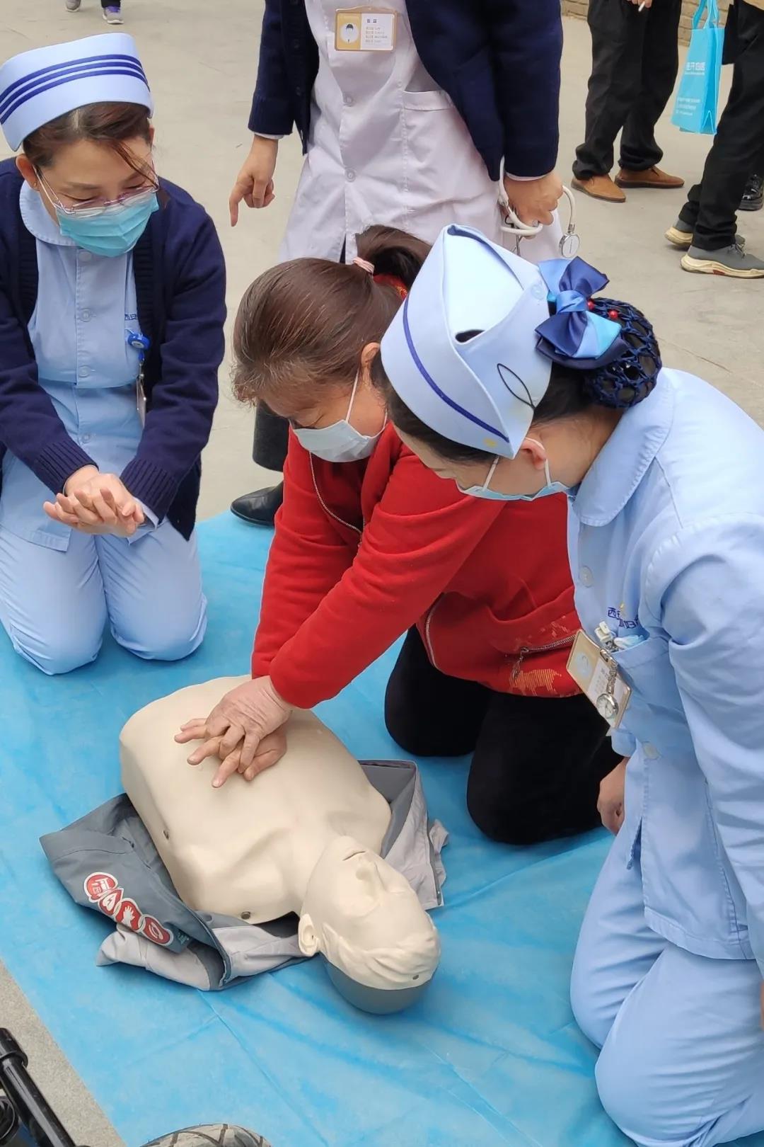 “医”路有我 ▏服务群众办实事 专家义诊进社区(图4) “医”路有我 ▏服务群众办实事 专家义诊进社区(图4)