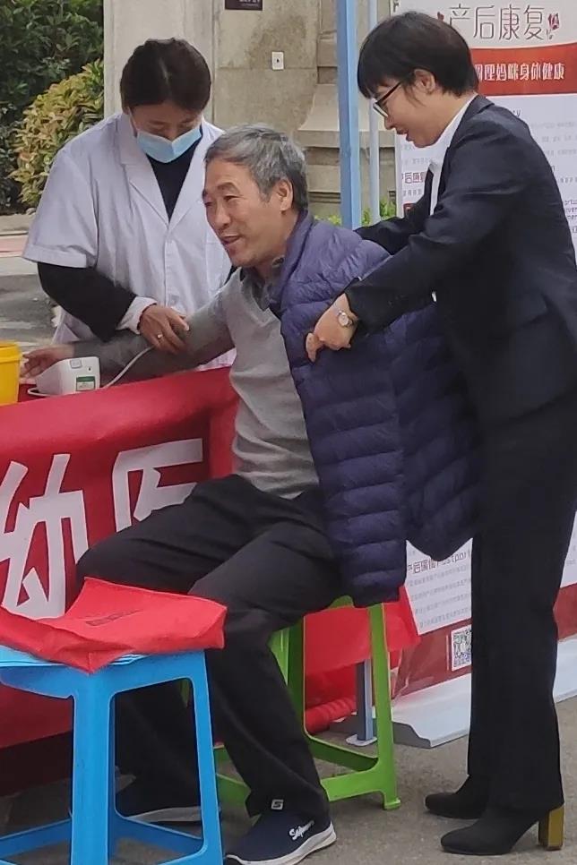 “医”路有我 ▏服务群众办实事 专家义诊进社区(图5) “医”路有我 ▏服务群众办实事 专家义诊进社区(图5)