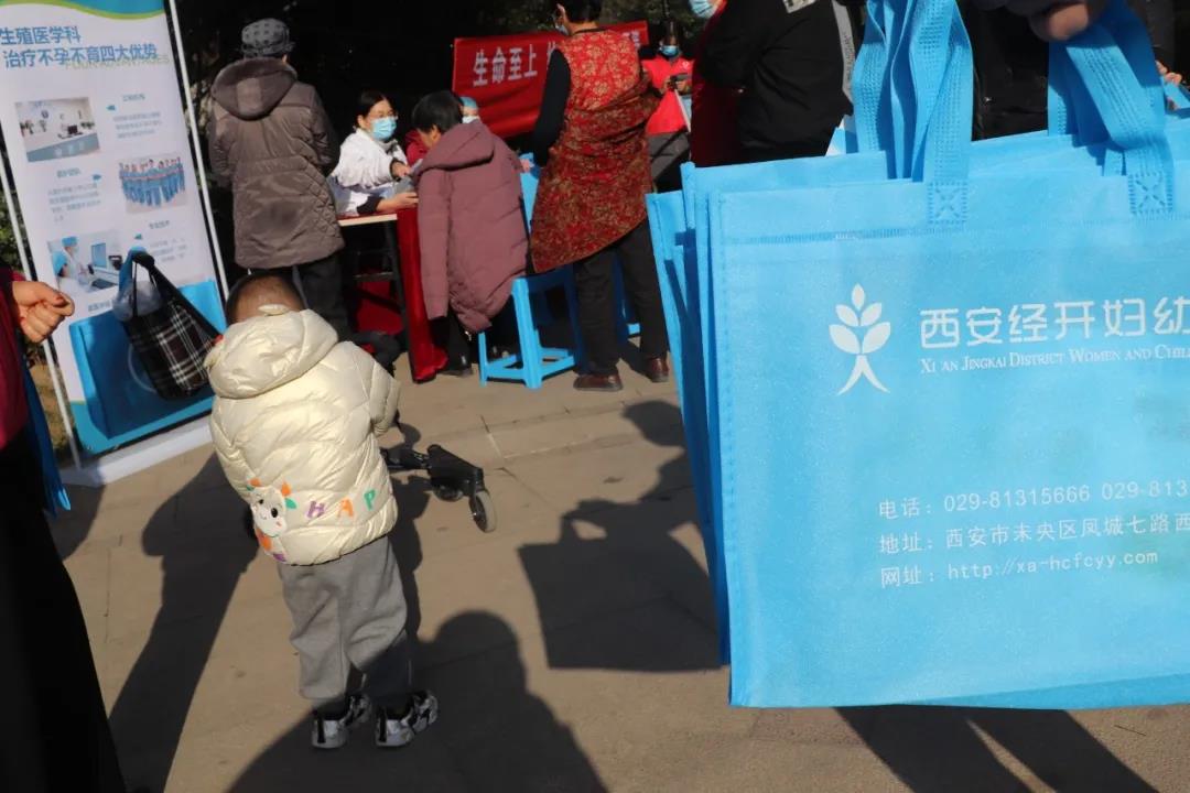 西安经开妇幼医院开展“世界艾滋病日”防治宣传暨健康宣教进社区活动(图7)