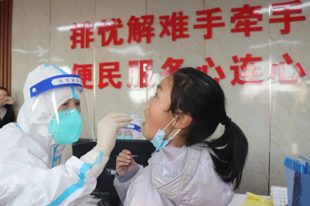 弘扬抗疫精神 点赞抗疫英雄 ▏西安经开妇幼医院组建核酸采样队参与疫情防控(图5) 弘扬抗疫精神 点赞抗疫英雄 ▏西安经开妇幼医院组建核酸采样队参与疫情防控(图5)