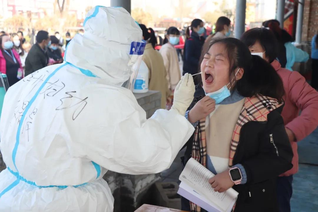 弘扬抗疫精神 点赞抗疫英雄 ▏西安经开妇幼医院组建核酸采样队参与疫情防控(图6) 弘扬抗疫精神 点赞抗疫英雄 ▏西安经开妇幼医院组建核酸采样队参与疫情防控(图6)