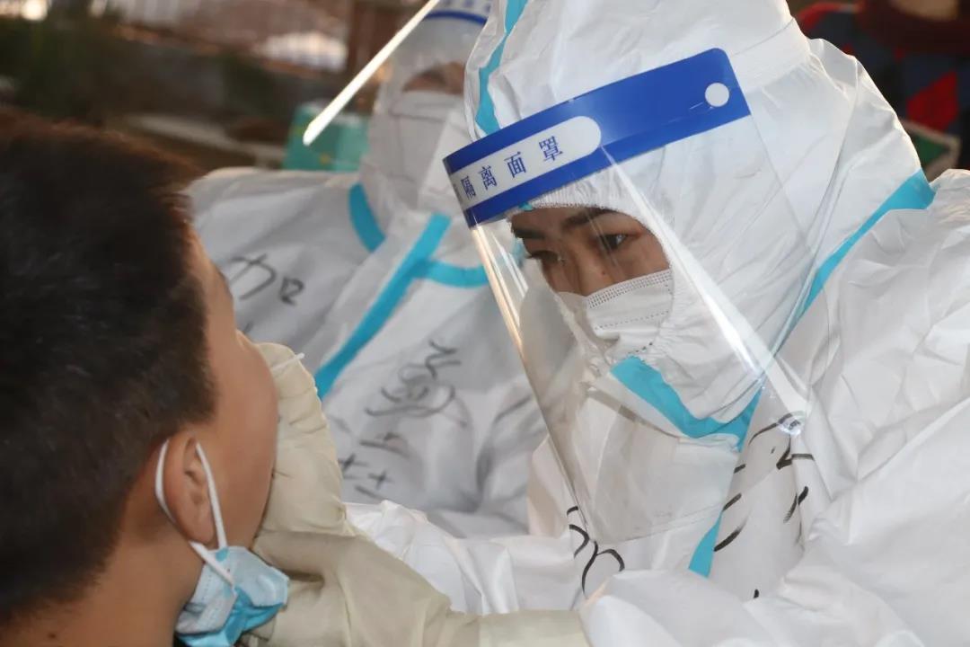 弘扬抗疫精神 点赞抗疫英雄 ▏西安经开妇幼医院组建核酸采样队参与疫情防控(图11) 弘扬抗疫精神 点赞抗疫英雄 ▏西安经开妇幼医院组建核酸采样队参与疫情防控(图11)