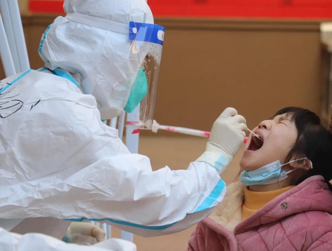 弘扬抗疫精神 点赞抗疫英雄 ▏西安经开妇幼医院组建核酸采样队参与疫情防控(图7) 弘扬抗疫精神 点赞抗疫英雄 ▏西安经开妇幼医院组建核酸采样队参与疫情防控(图7)