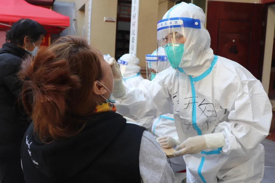 弘扬抗疫精神 点赞抗疫英雄 ▏西安经开妇幼医院组建核酸采样队参与疫情防控(图8) 弘扬抗疫精神 点赞抗疫英雄 ▏西安经开妇幼医院组建核酸采样队参与疫情防控(图8)