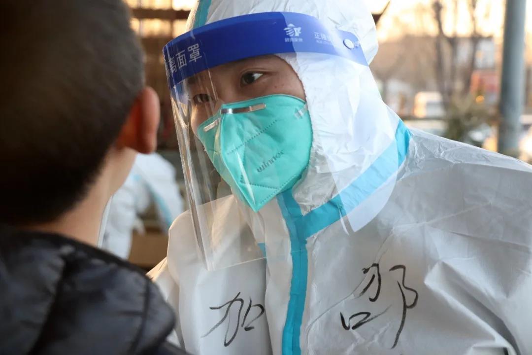 弘扬抗疫精神 点赞抗疫英雄 ▏西安经开妇幼医院组建核酸采样队参与疫情防控(图10) 弘扬抗疫精神 点赞抗疫英雄 ▏西安经开妇幼医院组建核酸采样队参与疫情防控(图10)