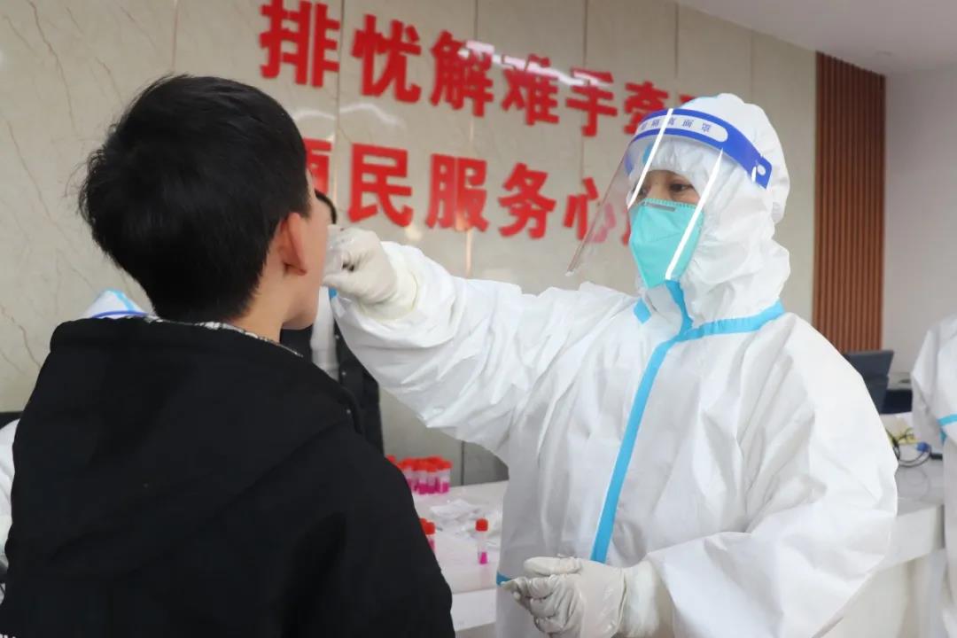 弘扬抗疫精神 点赞抗疫英雄 ▏西安经开妇幼医院组建核酸采样队参与疫情防控(图12) 弘扬抗疫精神 点赞抗疫英雄 ▏西安经开妇幼医院组建核酸采样队参与疫情防控(图12)