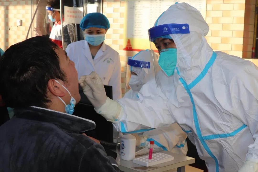 弘扬抗疫精神 点赞抗疫英雄 ▏西安经开妇幼医院组建核酸采样队参与疫情防控(图13) 弘扬抗疫精神 点赞抗疫英雄 ▏西安经开妇幼医院组建核酸采样队参与疫情防控(图13)