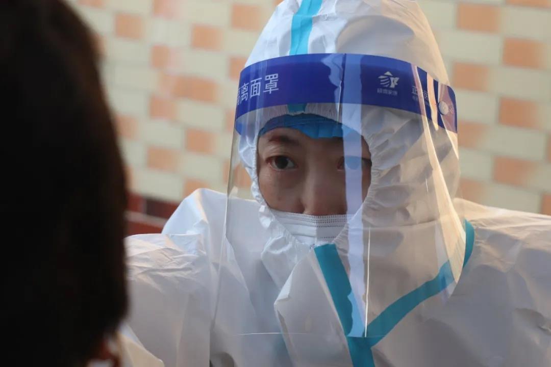 弘扬抗疫精神 点赞抗疫英雄 ▏西安经开妇幼医院组建核酸采样队参与疫情防控(图17) 弘扬抗疫精神 点赞抗疫英雄 ▏西安经开妇幼医院组建核酸采样队参与疫情防控(图17)