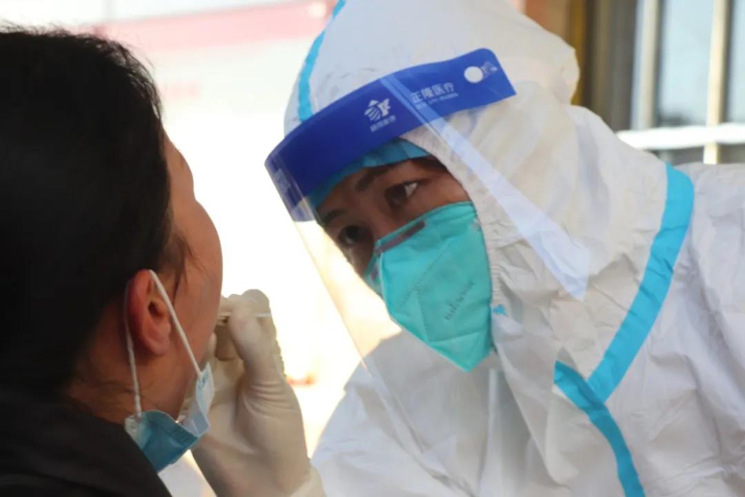 弘扬抗疫精神 点赞抗疫英雄 ▏西安经开妇幼医院组建核酸采样队参与疫情防控(图15) 弘扬抗疫精神 点赞抗疫英雄 ▏西安经开妇幼医院组建核酸采样队参与疫情防控(图15)