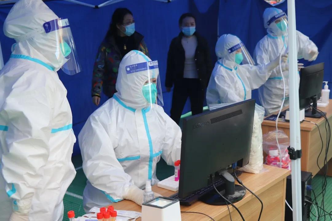 弘扬抗疫精神 点赞抗疫英雄 ▏西安经开妇幼医院组建核酸采样队参与疫情防控(图14) 弘扬抗疫精神 点赞抗疫英雄 ▏西安经开妇幼医院组建核酸采样队参与疫情防控(图14)