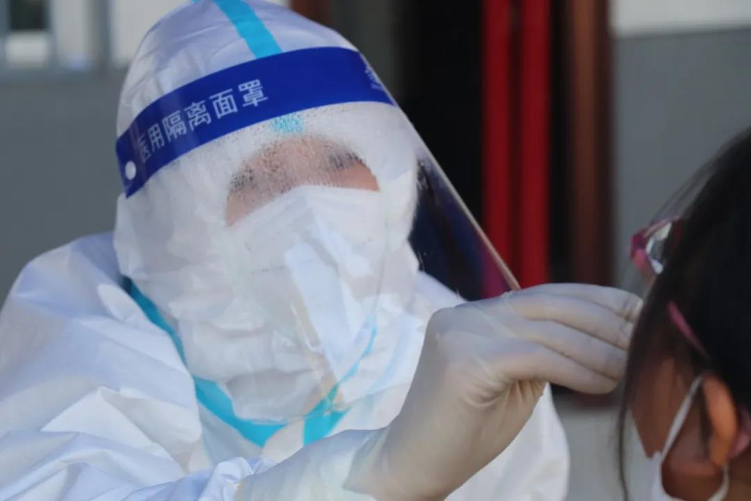 弘扬抗疫精神 点赞抗疫英雄 ▏西安经开妇幼医院组建核酸采样队参与疫情防控(图20) 弘扬抗疫精神 点赞抗疫英雄 ▏西安经开妇幼医院组建核酸采样队参与疫情防控(图20)