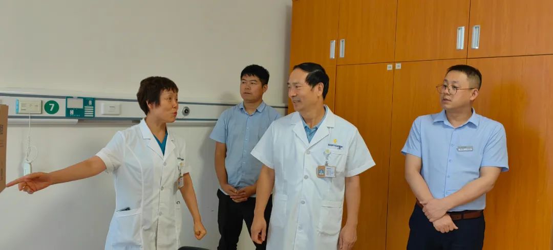 我院领导班子慰问一线医护人员(图2) 我院领导班子慰问一线医护人员(图2)