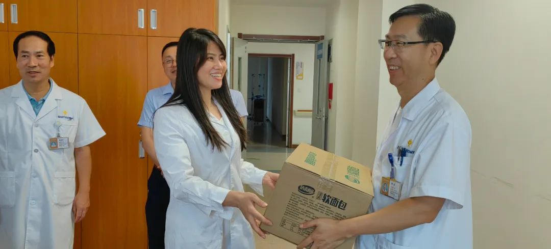 我院领导班子慰问一线医护人员(图3) 我院领导班子慰问一线医护人员(图3)