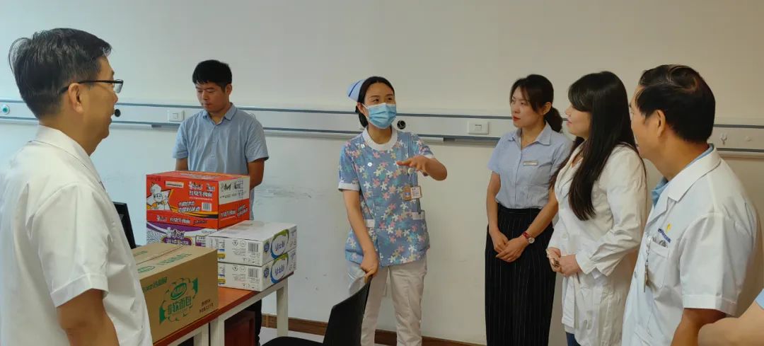 我院领导班子慰问一线医护人员(图4) 我院领导班子慰问一线医护人员(图4)